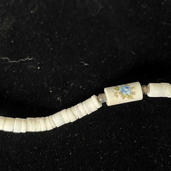 Vintage White Surfer Puka Shell Necklace Choker With Blue Floral Beads - Picture 3 of 10
